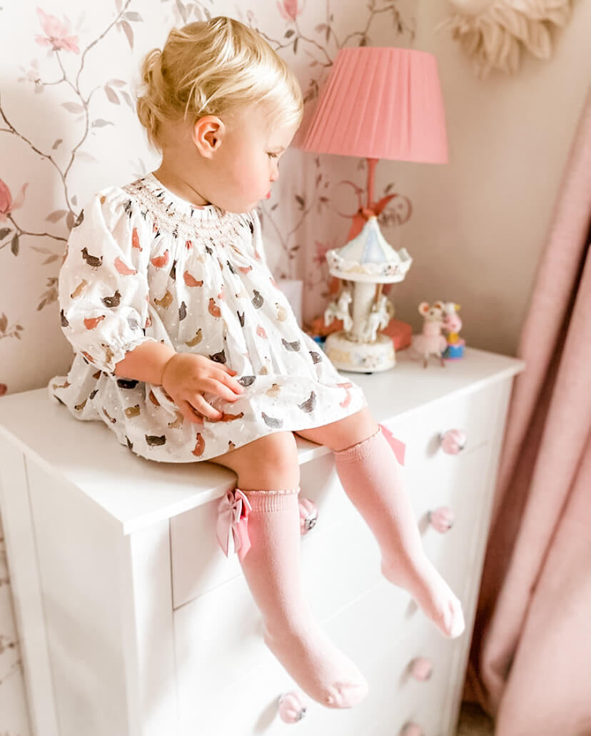 girl wewrinf spanish smocked set
