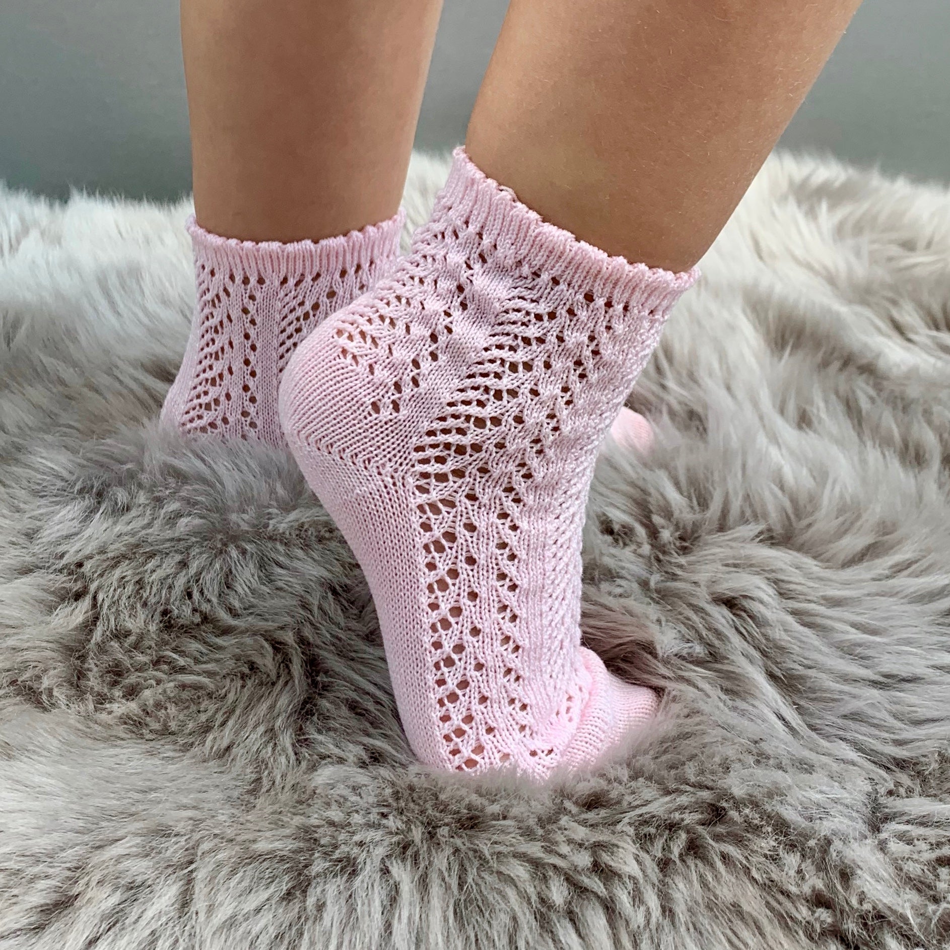 girl wearing perle openwork baby pink ankle socks, made in spain